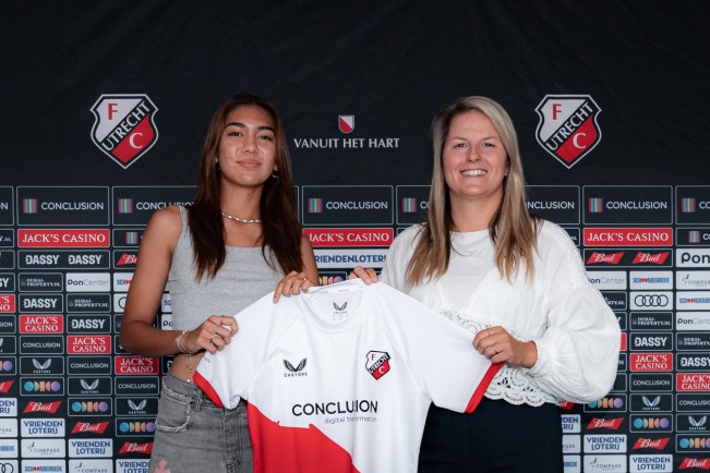Claudia Scheunemann bersama perwakilan FC Utrecht Vrouwen. [Instagram @fcuvrouwen]